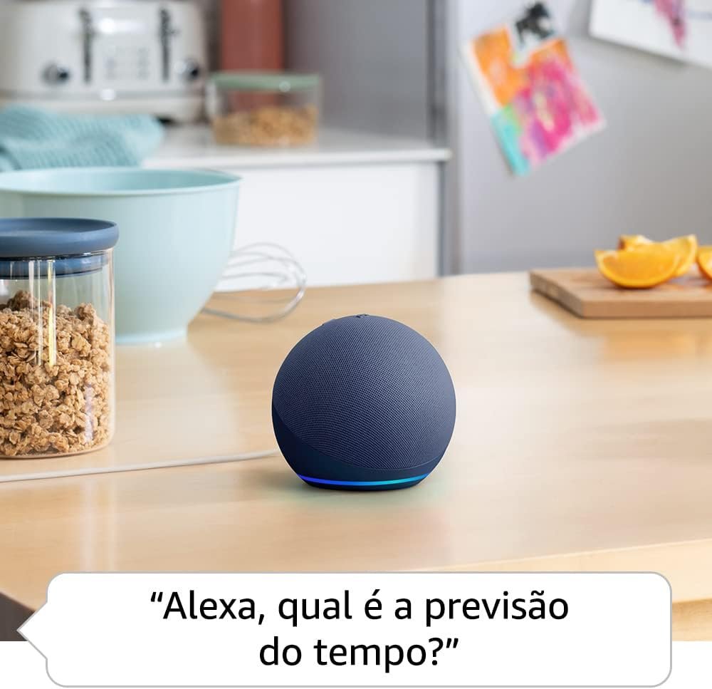 Echo Dot preto com LED azul em funcionamento sobre um móvel de madeira, em um cenário de casa inteligente