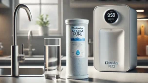 Filtro Acqua Pure Electrolux posicionado ao lado de um purificador PE12 em uma cozinha moderna, com copo de água limpa sobre a bancada iluminada por luz natural.